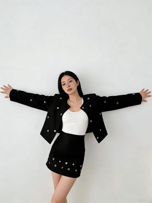 418良粉节|2026 活动爆款～【自营】衣周期～（二件套）Q29外套+半裙手工缝制金属小花高级感小香风套装-喜出 商品图2