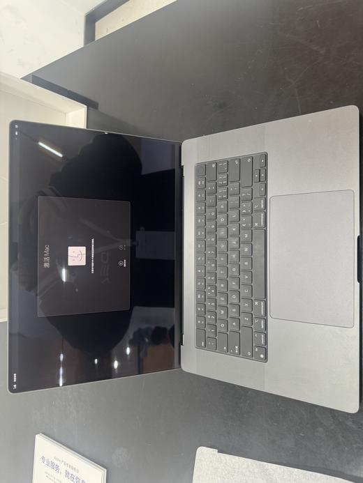 【门店样品】16 英寸 MacBook Pro: Apple M4 Pro 芯片， 店铺同步在售，库存更新可能不及时看中直接扫码联系店内销售。 商品图0