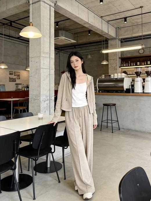 活动爆款【自营】衣周期～（三件套）Q92连帽外套➕白色背心➕立体休闲直筒裤细纹套装-喜出 商品图1