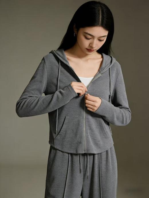 活动爆款【自营】衣周期～（三件套）Q92连帽外套➕白色背心➕立体休闲直筒裤细纹套装-喜出 商品图3