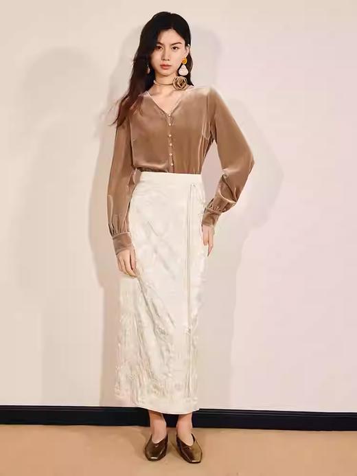 天虹玛克门店发货：戴克棕穿搭香料色立体花V领丝绒衬衫上衣货号：MU86TP761 商品图0