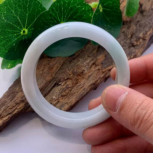派瑞翡翠 翡翠手镯 糯种 浅绿 商品图3