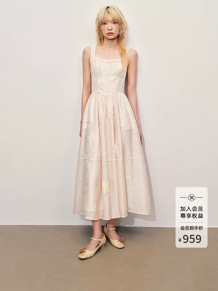 玛克门店发货:MAXRIENY绣花仙气方领连衣裙甜美田园暗纹提花a摆端庄气质长裙女货号:MC85DR297