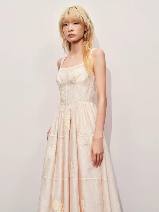 玛克门店发货:MAXRIENY绣花仙气方领连衣裙甜美田园暗纹提花a摆端庄气质长裙女货号:MC85DR297 商品图2