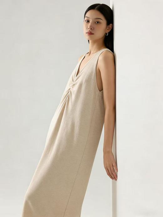 418良粉节|2026 活动爆款【自营】衣周期～（超软糯）020 V领褶皱设计感针织长款背心连衣裙-喜出 商品图0