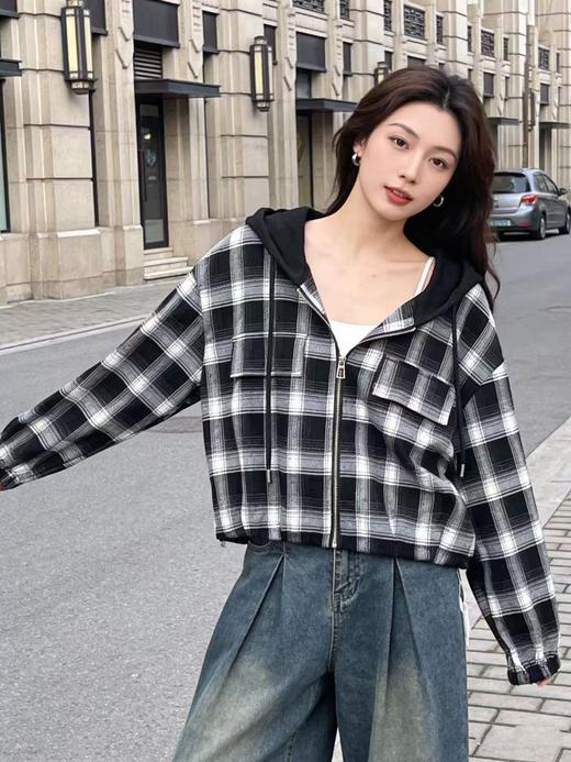 活动爆款【自营】衣周期～Q77格子连帽短款外套-喜出 商品图6
