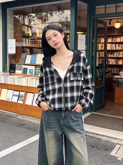 活动爆款【自营】衣周期～Q77格子连帽短款外套-喜出 商品图4