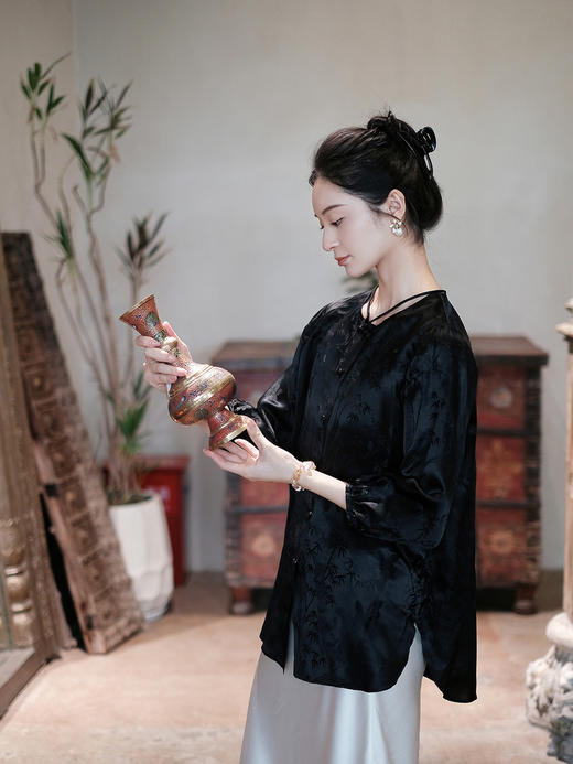 盛唐婧 |提花真丝缎七分袖气质上衣-黑色 商品图2
