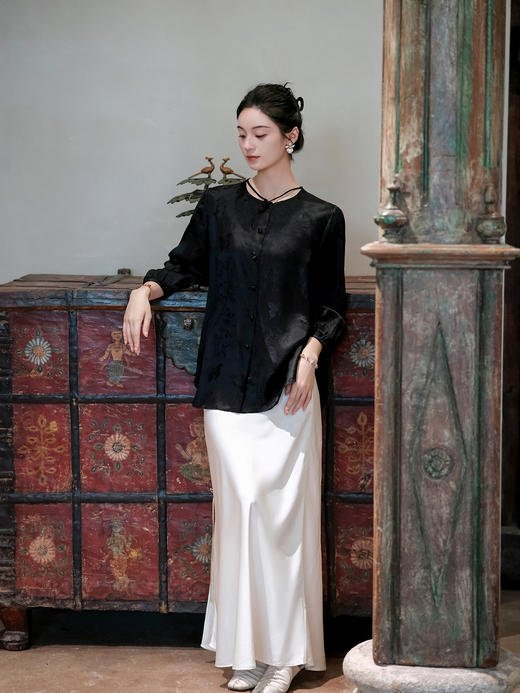 盛唐婧 |提花真丝缎七分袖气质上衣-黑色 商品图1