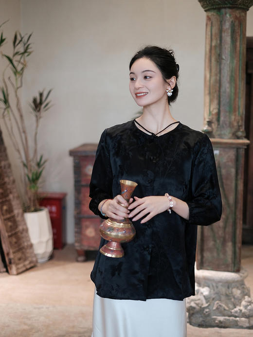 盛唐婧 |提花真丝缎七分袖气质上衣-黑色 商品图0