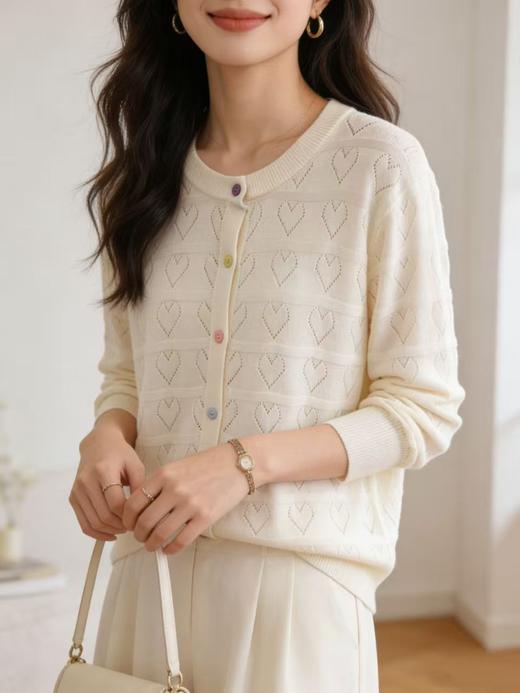 418良粉节|2026 活动爆款 品牌促➡️春薄款羊毛衫【自营】衣周期格亿（30%羊毛）3584镂空爱心彩扣羊毛开衫-喜出 商品图0