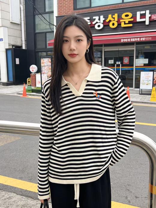 418良粉节|2026 活动爆款 羊毛衫！春薄款！品牌促➡️【自营】衣周期格亿（30%羊毛）3589小马刺绣翻领针织条纹羊毛衫-喜出 商品图4