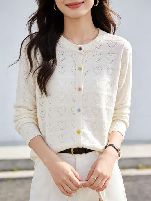 418良粉节|2026 活动爆款 品牌促➡️春薄款羊毛衫【自营】衣周期格亿（30%羊毛）3584镂空爱心彩扣羊毛开衫-喜出 商品图2