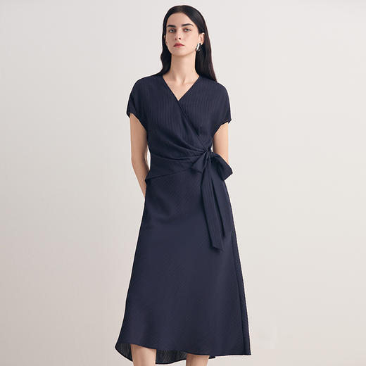 EITIE爱特爱V领收腰显瘦垂顺短袖优雅A摆连衣裙2026夏季新款8607327 商品图3