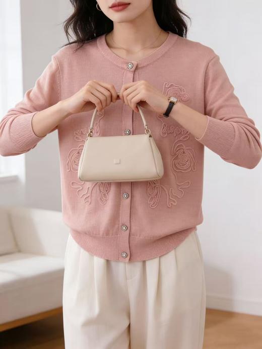 418良粉节|2026 活动爆款 品牌促➡️春薄款羊毛衫【自营】衣周期格亿（30%羊毛）8549提花刺绣针织羊毛开衫-喜出 商品图4