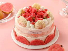 【草莓芭乐】鲜红果肉的芭乐切片和圆润碧绿的青提--芭乐水果生日蛋糕