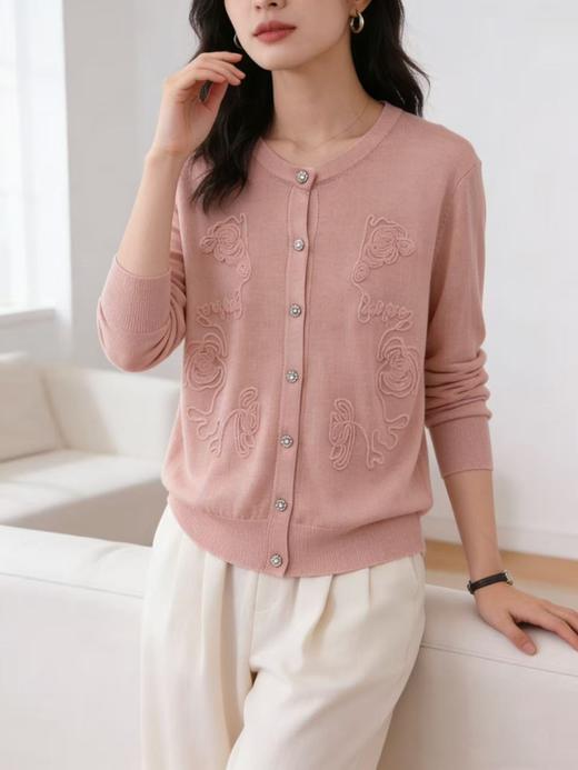 418良粉节|2026 活动爆款 品牌促➡️春薄款羊毛衫【自营】衣周期格亿（30%羊毛）8549提花刺绣针织羊毛开衫-喜出 商品图5