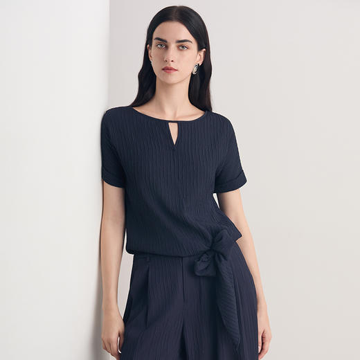 EITIE爱特爱水滴领镂空百搭显瘦休闲套头上衣T恤2026夏新新款8613308 商品图3