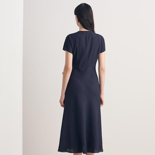 EITIE爱特爱V领收腰显瘦垂顺短袖优雅A摆连衣裙2026夏季新款8607327 商品图5