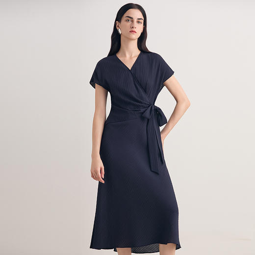EITIE爱特爱V领收腰显瘦垂顺短袖优雅A摆连衣裙2026夏季新款8607327 商品图2