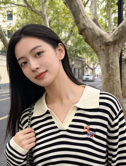 418良粉节|2026 活动爆款 羊毛衫！春薄款！品牌促➡️【自营】衣周期格亿（30%羊毛）3589小马刺绣翻领针织条纹羊毛衫-喜出 商品图6