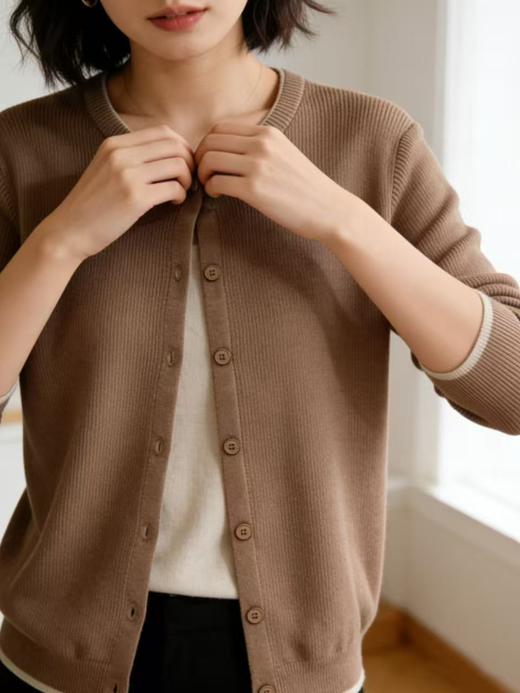 418良粉节|2026 活动爆款 羊毛衫！春薄款！品牌促➡️【自营】衣周期格亿（6%绵羊毛）丝光羊毛混纺拼白边开衫上衣-喜出 商品图5