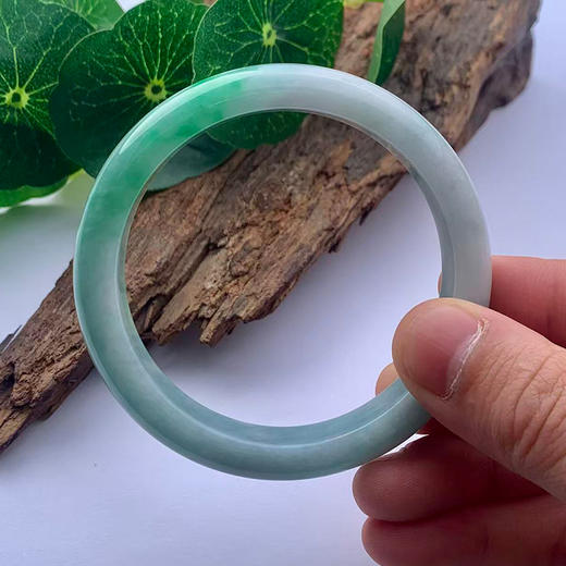派瑞翡翠 翡翠手镯 糯种 浅绿 商品图3
