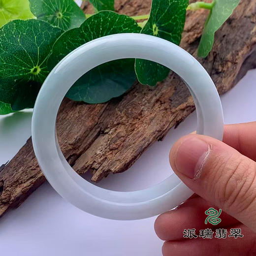 派瑞翡翠 翡翠手镯 糯种 浅绿 商品图3