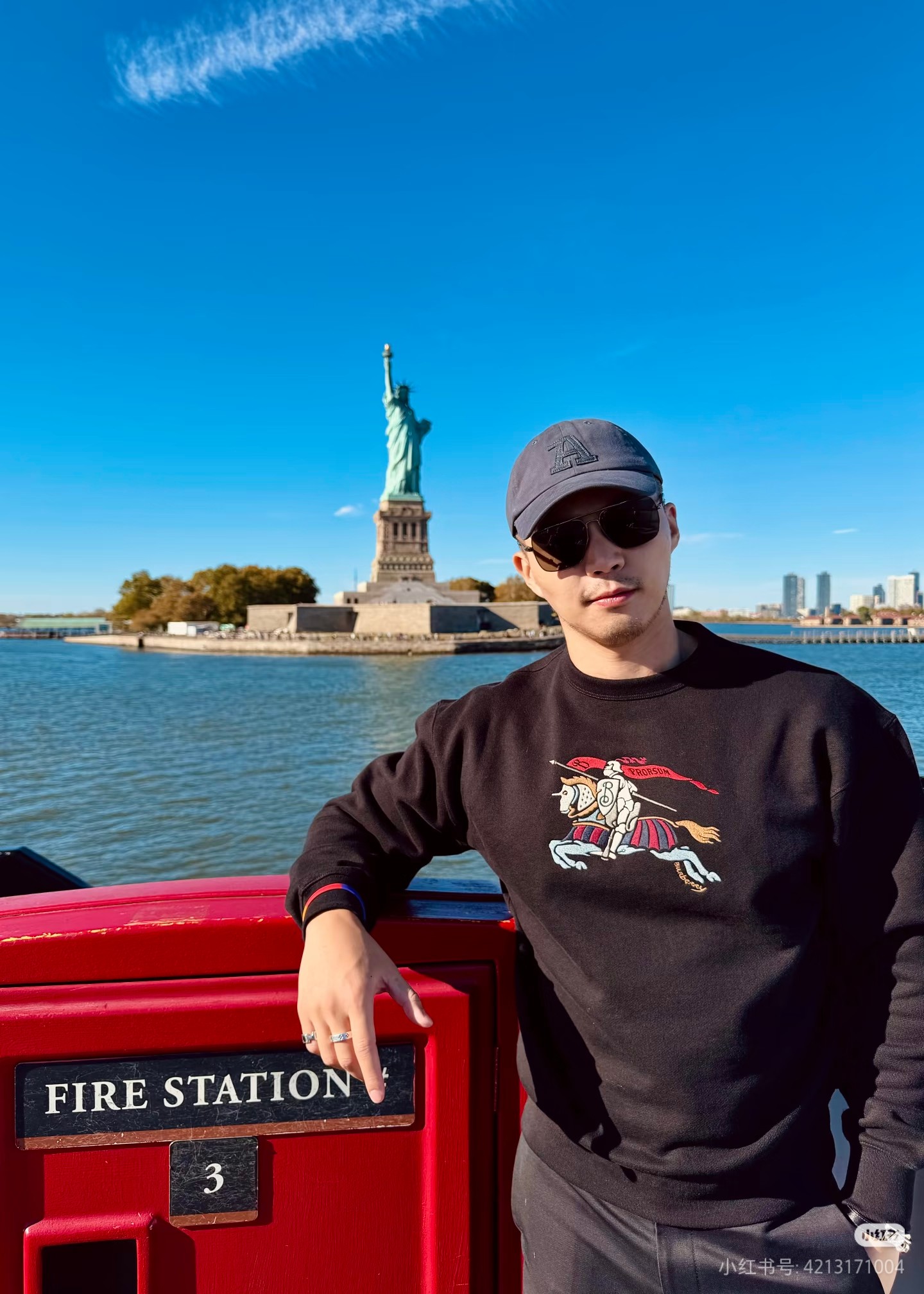 现货 BUR彩马刺绣卫衣..就几件.. 毛圈的，正好现在穿.