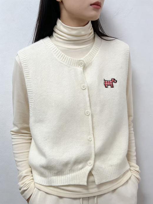 418良粉节|2026 活动爆款 品牌促【自营】衣周期 2512刺绣红格马上衣单件马甲-喜出 商品图1