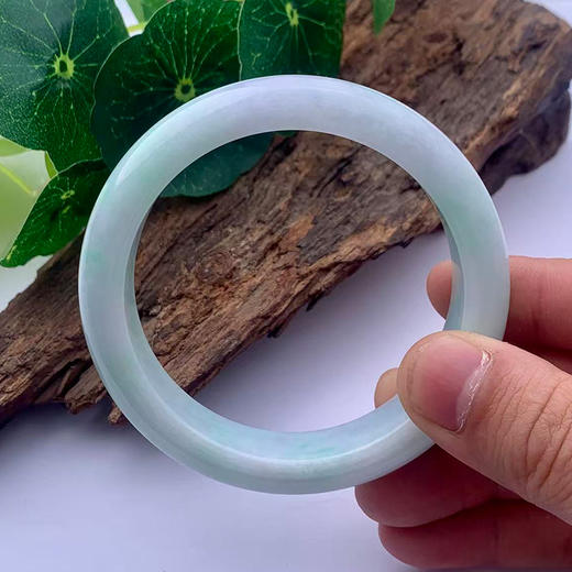 派瑞翡翠 翡翠手镯 糯种 浅绿 商品图3