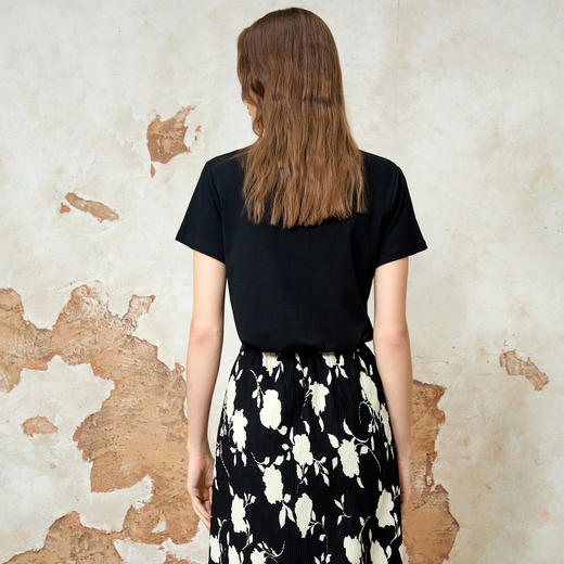 EITIE爱特爱夏季新款时尚百搭打底舒适圆领印花亮片T恤女8102801 商品图9