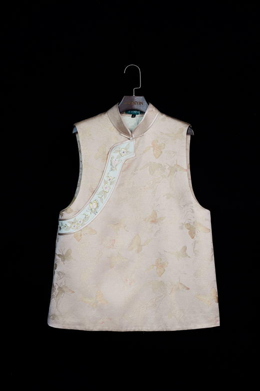 荷言HEYEN 渡松 蝴蝶丝毛提花斜襟马甲 立领设计 门襟为大斜襟 包边设计 花朵刺绣工艺，衣身侧缝暗扣 商品图2