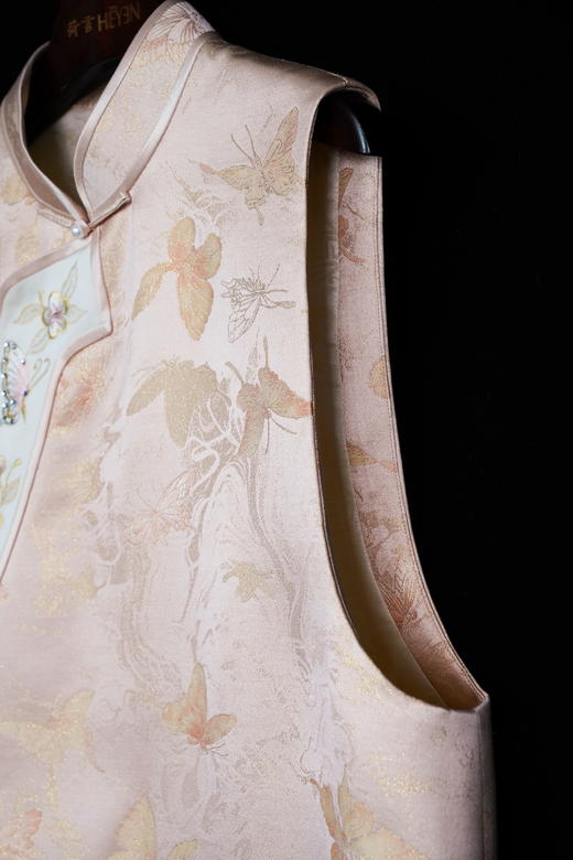 荷言HEYEN 渡松 蝴蝶丝毛提花斜襟马甲 立领设计 门襟为大斜襟 包边设计 花朵刺绣工艺，衣身侧缝暗扣 商品图5