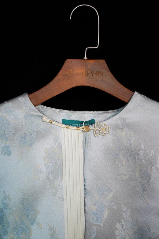 荷言HEYEN 渡江云 丝毛织金桃子蓝暗纹提花中式对襟外套 领口手工花朵硬花扣+绕线一字扣+钉珠装饰 商品图3