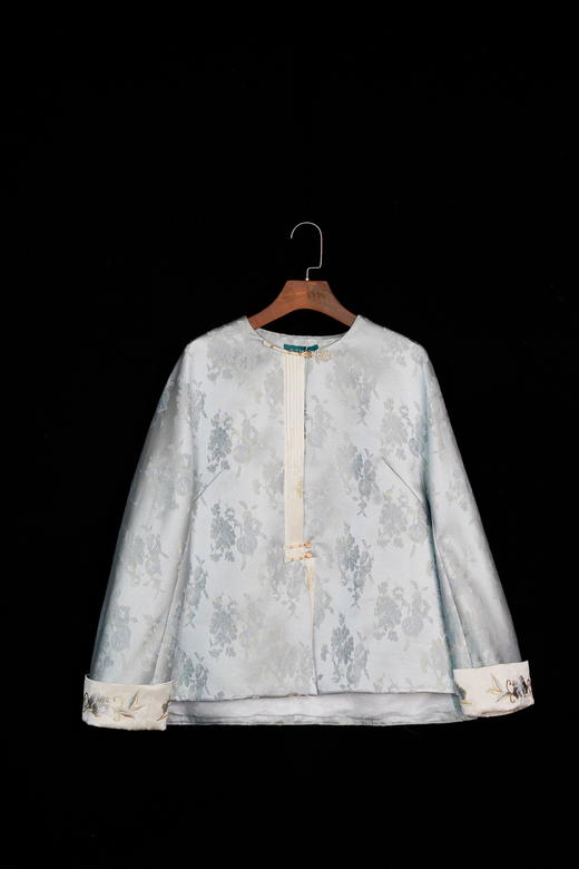 荷言HEYEN 渡江云 丝毛织金桃子蓝暗纹提花中式对襟外套 领口手工花朵硬花扣+绕线一字扣+钉珠装饰 商品图2