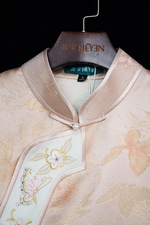荷言HEYEN 渡松 蝴蝶丝毛提花斜襟马甲 立领设计 门襟为大斜襟 包边设计 花朵刺绣工艺，衣身侧缝暗扣 商品图3