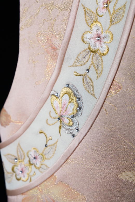 荷言HEYEN 渡松 蝴蝶丝毛提花斜襟马甲 立领设计 门襟为大斜襟 包边设计 花朵刺绣工艺，衣身侧缝暗扣 商品图4