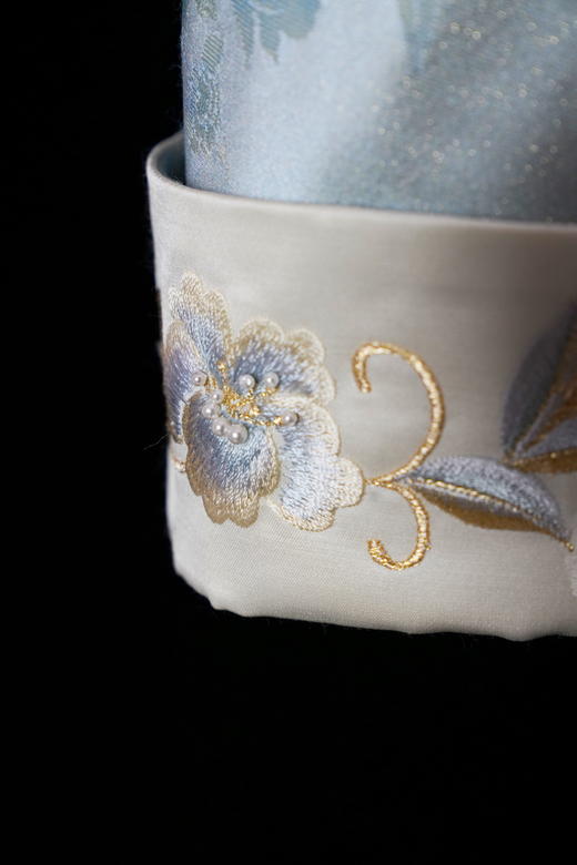 荷言HEYEN 渡江云 丝毛织金桃子蓝暗纹提花中式对襟外套 领口手工花朵硬花扣+绕线一字扣+钉珠装饰 商品图4