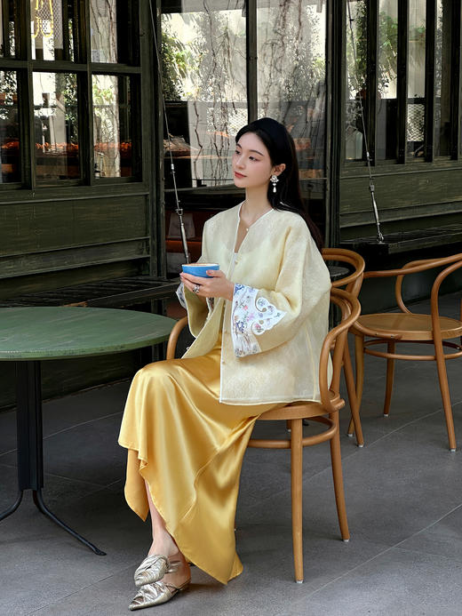 盛唐牡丹大师系列-卢梅红 | 鹅黄色真丝手绣外套(盛唐牡丹与非遗传承人卢梅红联名系列) 商品图11