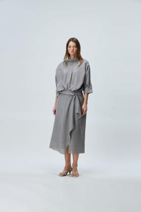 设计感荡领中袖连衣裙