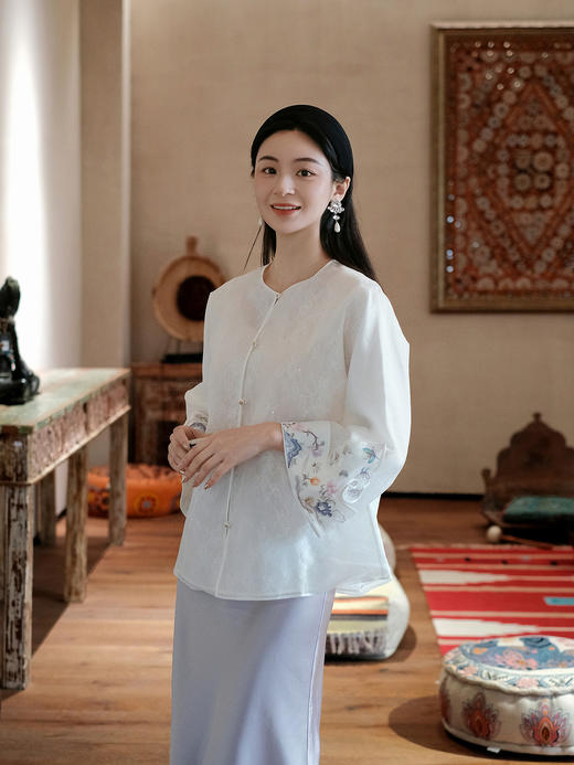 盛唐牡丹大师系列-卢梅红 | 月白色真丝手绣外套(盛唐牡丹与非遗传承人卢梅红联名系列) 商品图1