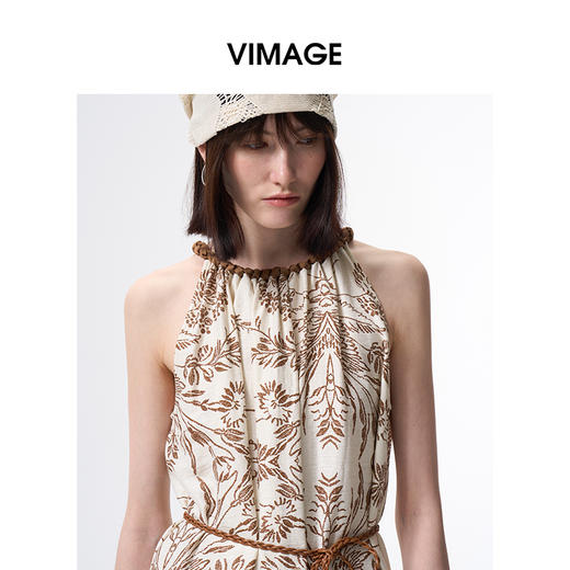 VIMAGE纬漫纪挂脖露肩显瘦度假风休闲印花无袖连衣裙2026夏季新款V2507211 商品图3