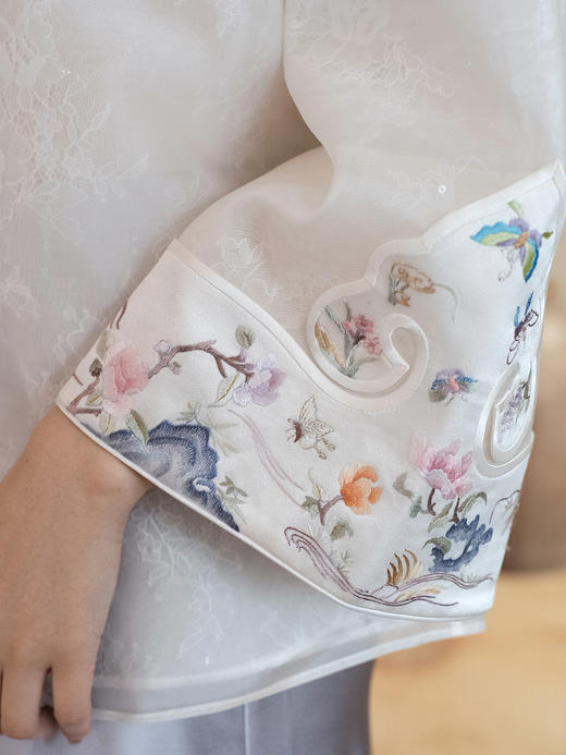 盛唐牡丹大师系列-卢梅红 | 月白色真丝手绣外套(盛唐牡丹与非遗传承人卢梅红联名系列) 商品图4