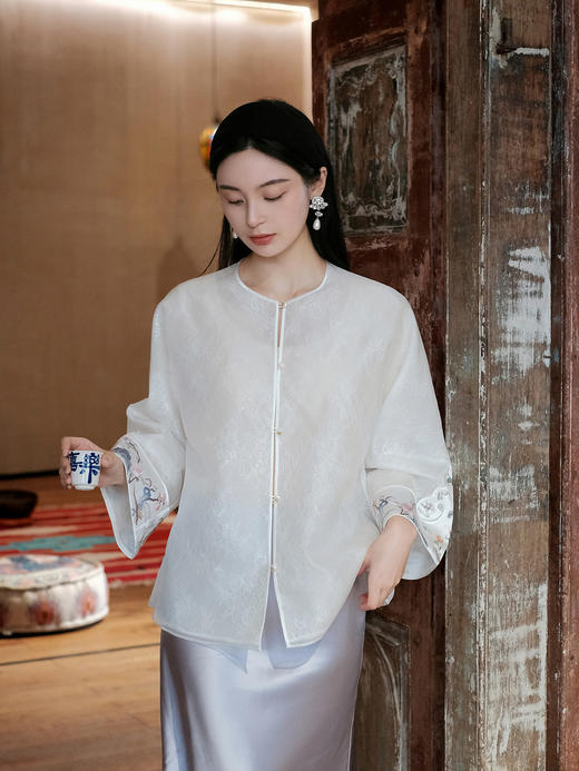 盛唐牡丹大师系列-卢梅红 | 月白色真丝手绣外套(盛唐牡丹与非遗传承人卢梅红联名系列) 商品图0