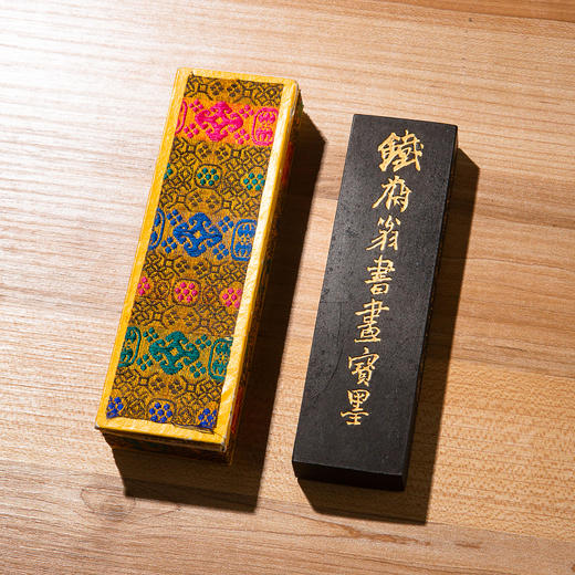 50-60年代上海墨厂制“铁斋翁书画宝墨”（五石漆烟，曹叔琴款，重二两） 商品图0