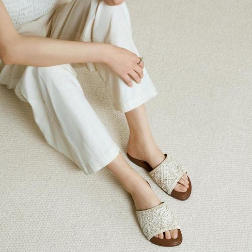 千百度2026夏季编织休闲凉拖鞋A26386588 商品图1