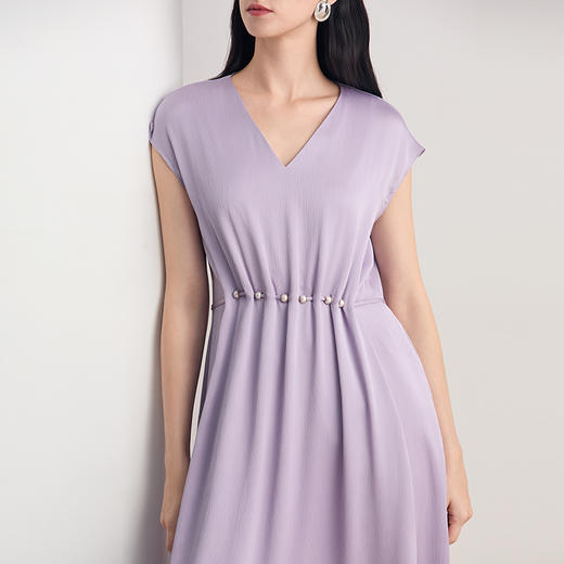 EITIE爱特爱2026夏季新款气质V领通勤显瘦时尚缎面连衣裙8607330 商品图5