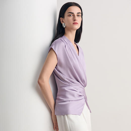 EITIE爱特爱V领交叠结构设计感时尚优雅舒适显瘦收腰上衣2026夏季新款8613309 商品图2