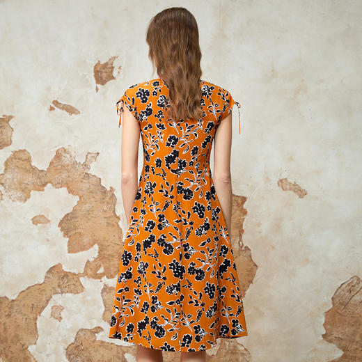 EITIE爱特爱气质V领收腰通勤印花连衣裙夏季新款8207946 商品图4